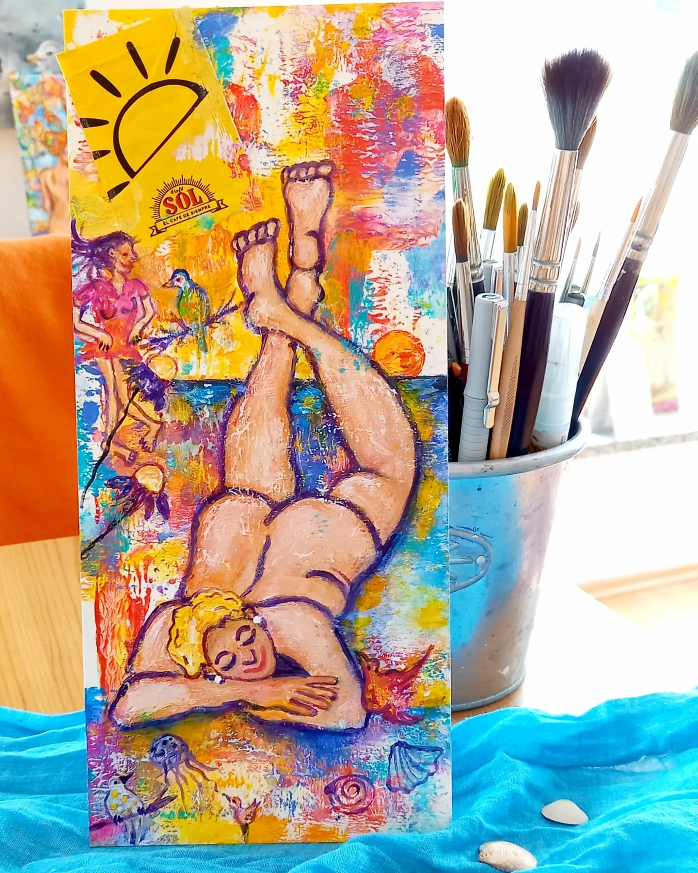 Farbenfrohes Kunstwerk und Pinsel in Andreas Atelier