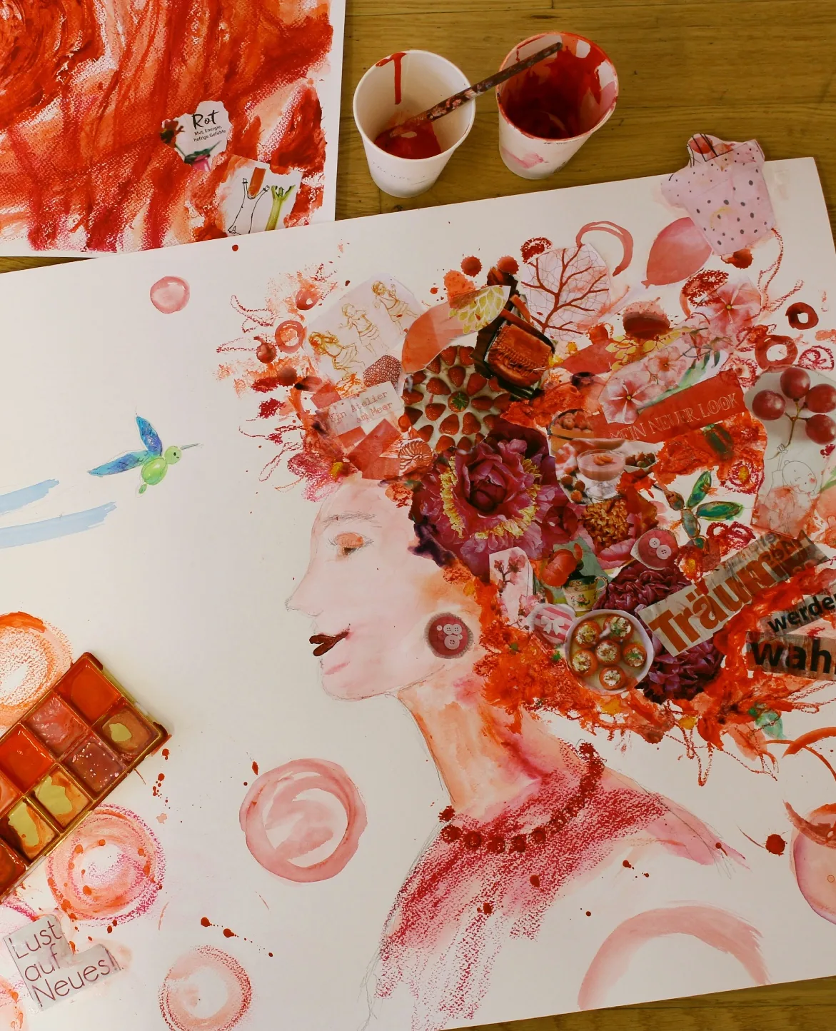 Rotes kreatives Werk von Andrea Ernst im Entstehungsprozess