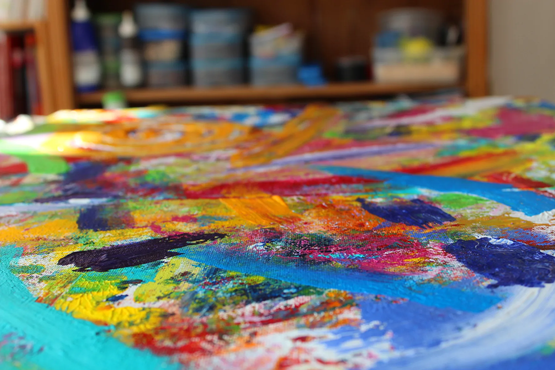 Farbspuren auf einer Leinwand in Andrea Ernsts Atelier